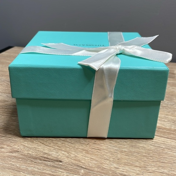 Tiffany & Co. Blue Box with White Ribbon - Picture 5 of 12